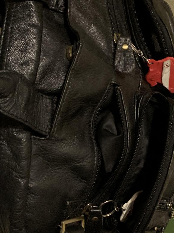 VENDO BULTO DE MANO Y MOCHILA EN PIEL NEGRO COMO NUEVO Foto 7322614-3.jpg