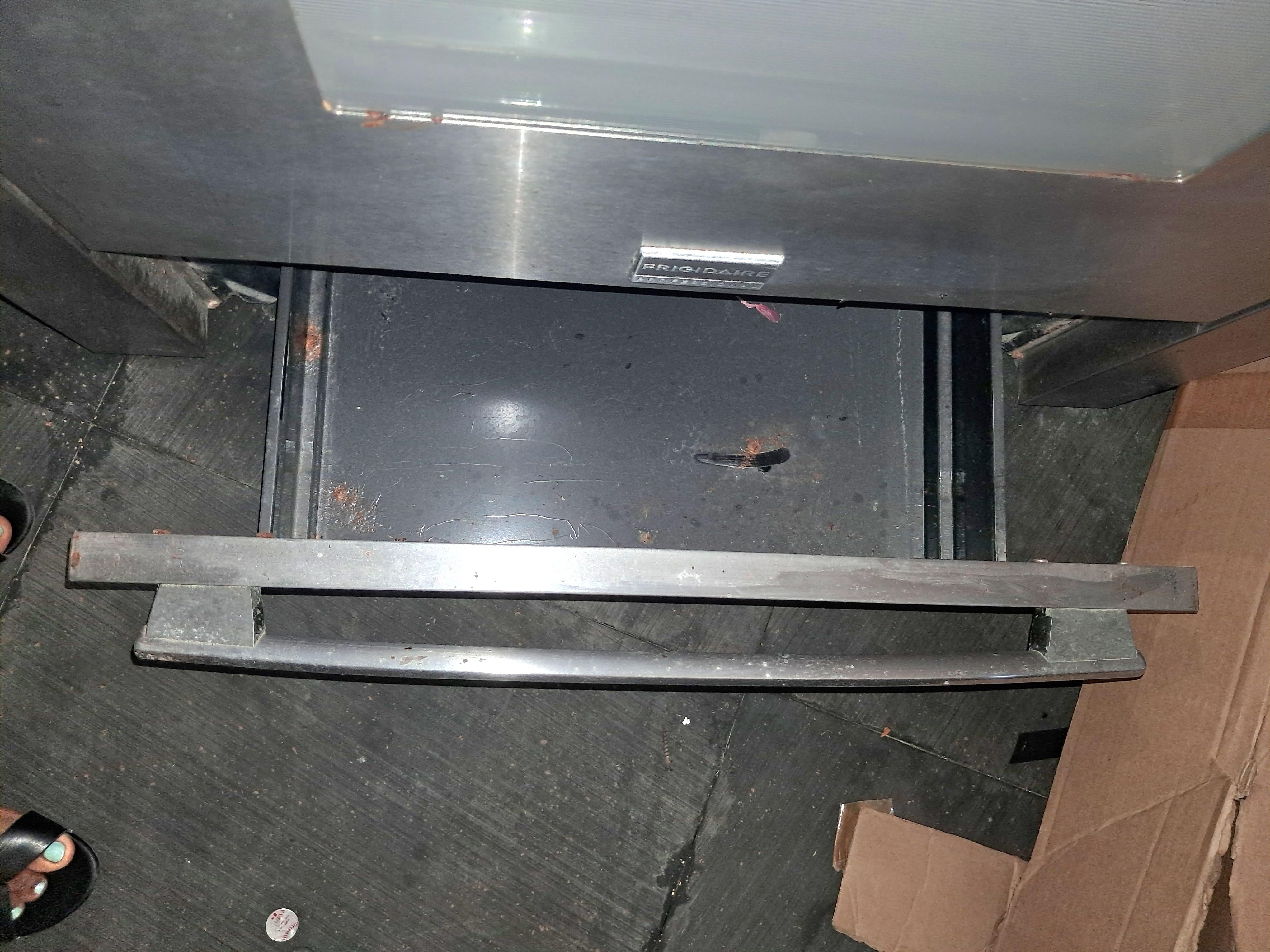 ESTUFA FRIGIDAIRE DE 36 DETALLES EN 2 HORNILLAS NADA DEL OTRO MUNDO. Foto 7322663-5.jpg