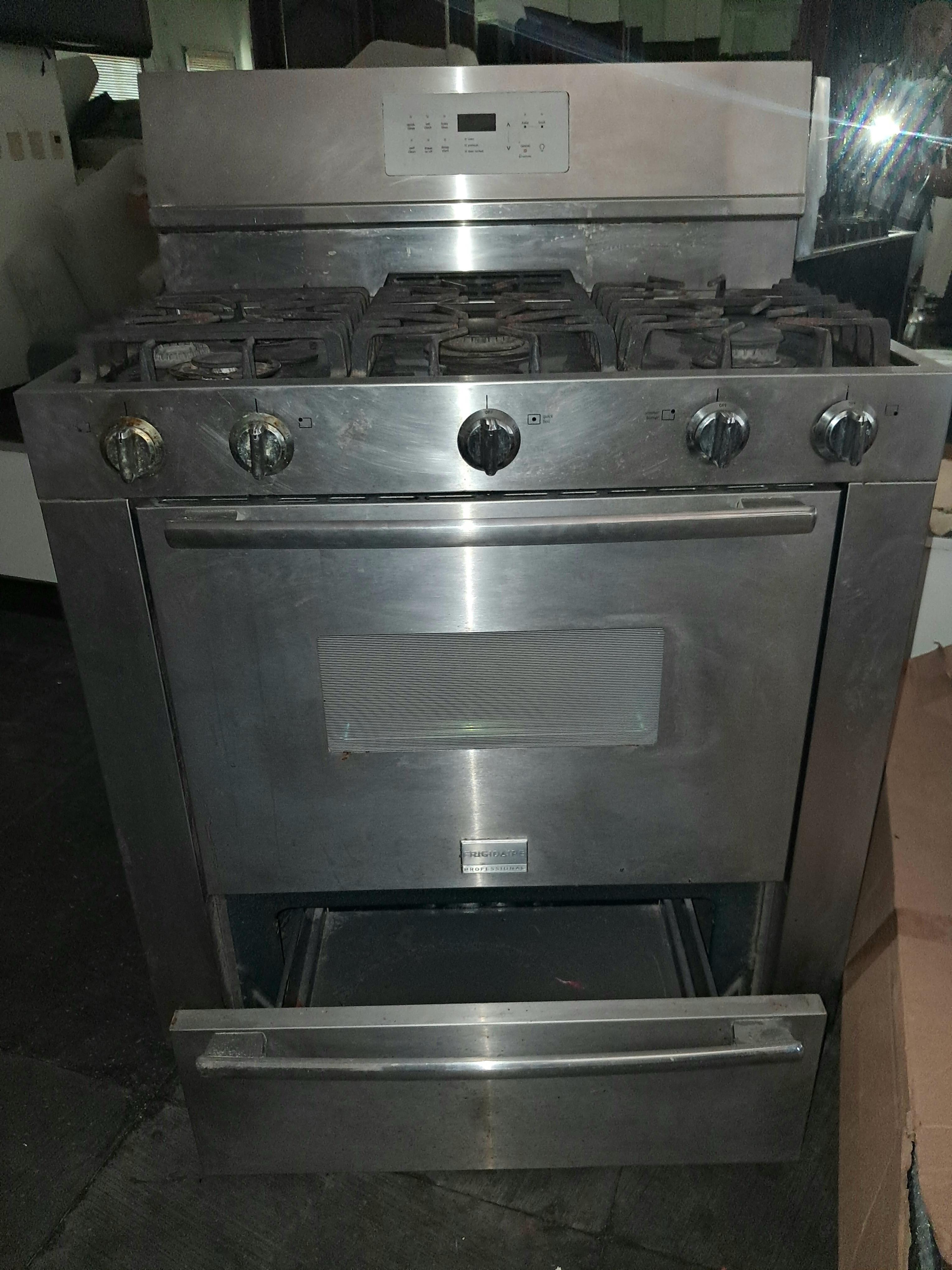 ESTUFA FRIGIDAIRE DE 36 DETALLES EN 2 HORNILLAS NADA DEL OTRO MUNDO. Foto 7322663-7.jpg