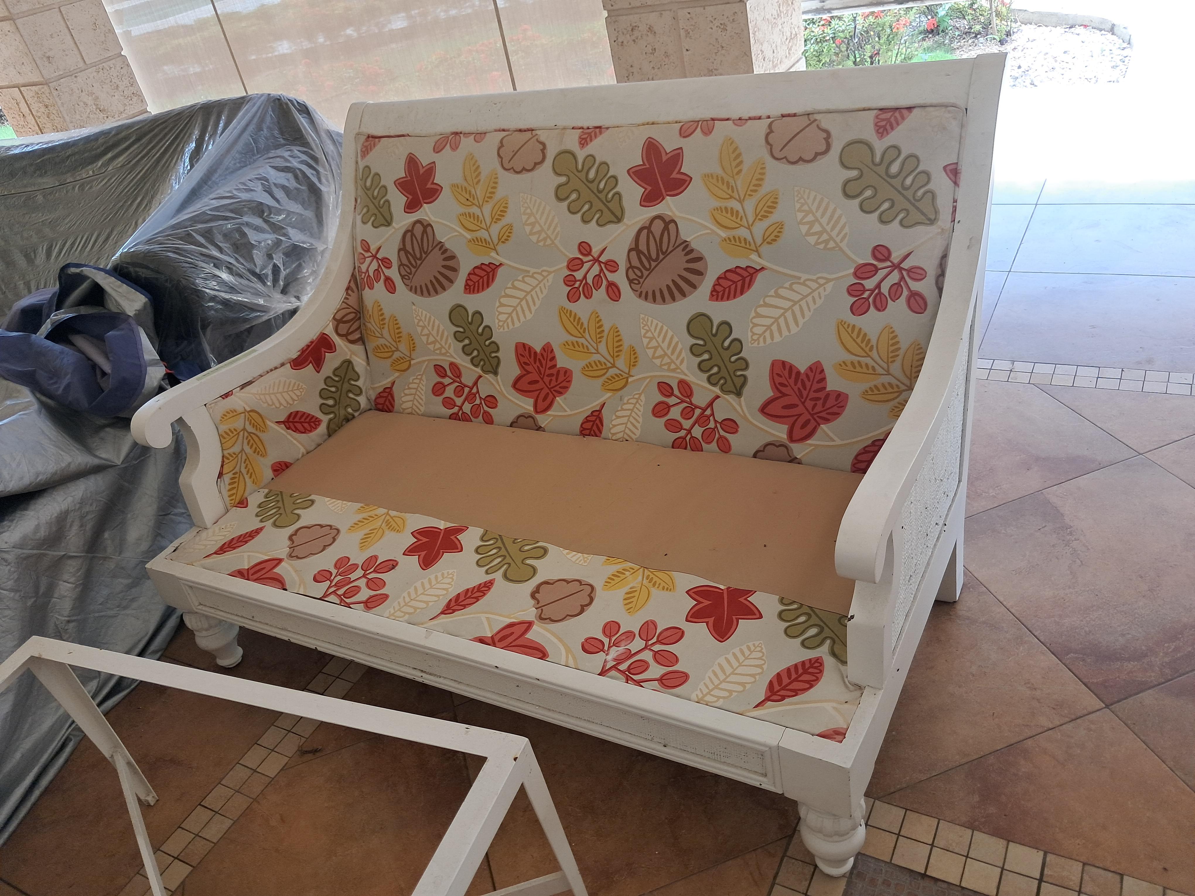 JUEGO DE MUEBLES EN CAOBA DE 2 ASIENTOS MÁS SU MESA TAMBIEN VENDO LA S Foto 7322676-6.jpg