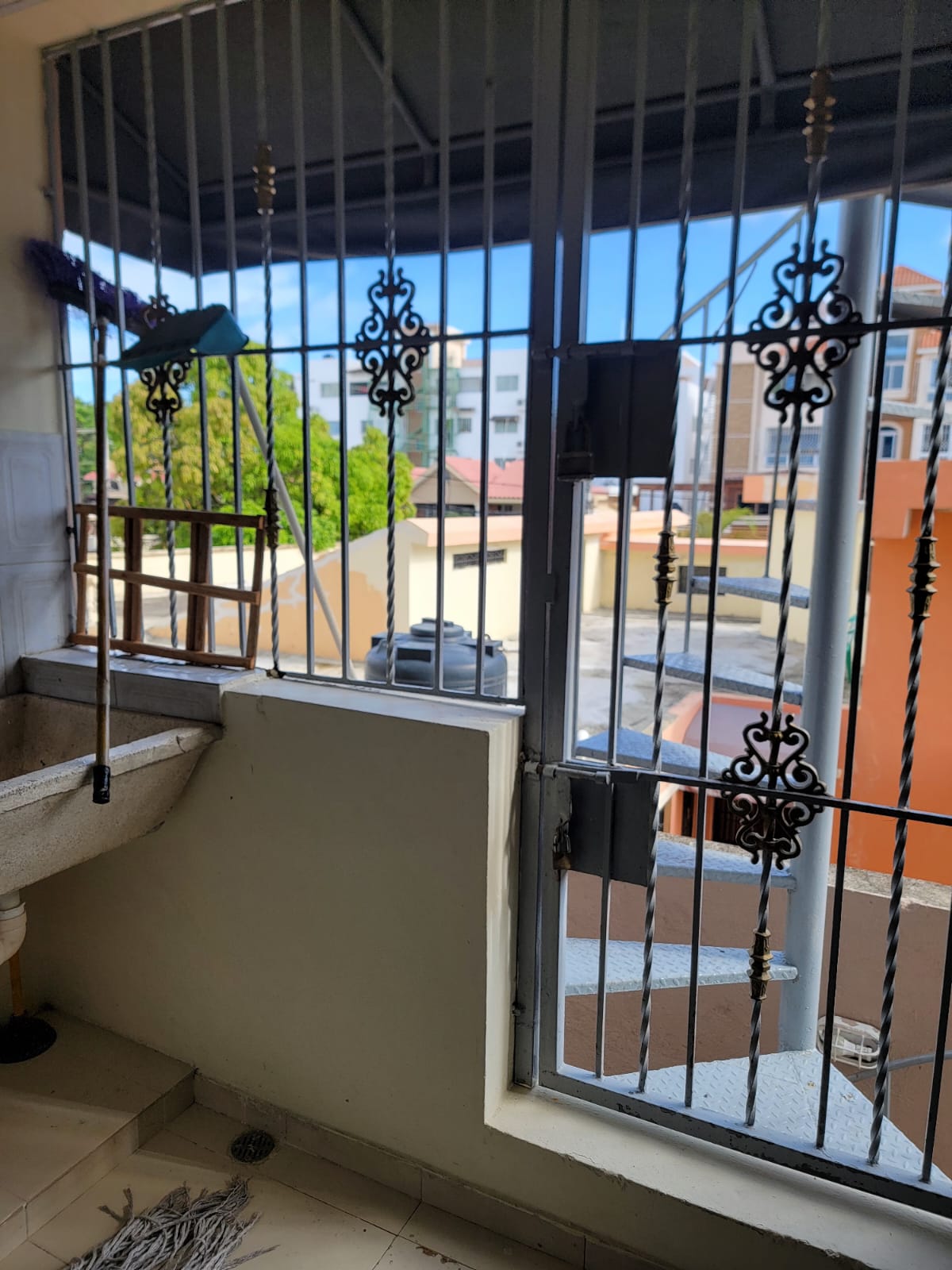 VENDO CONFORTABLE Y AMPLIO APARTAMENTO EN SANTO DOMINGO ESTE. 2DO. NIV Foto 7323643-9.jpg