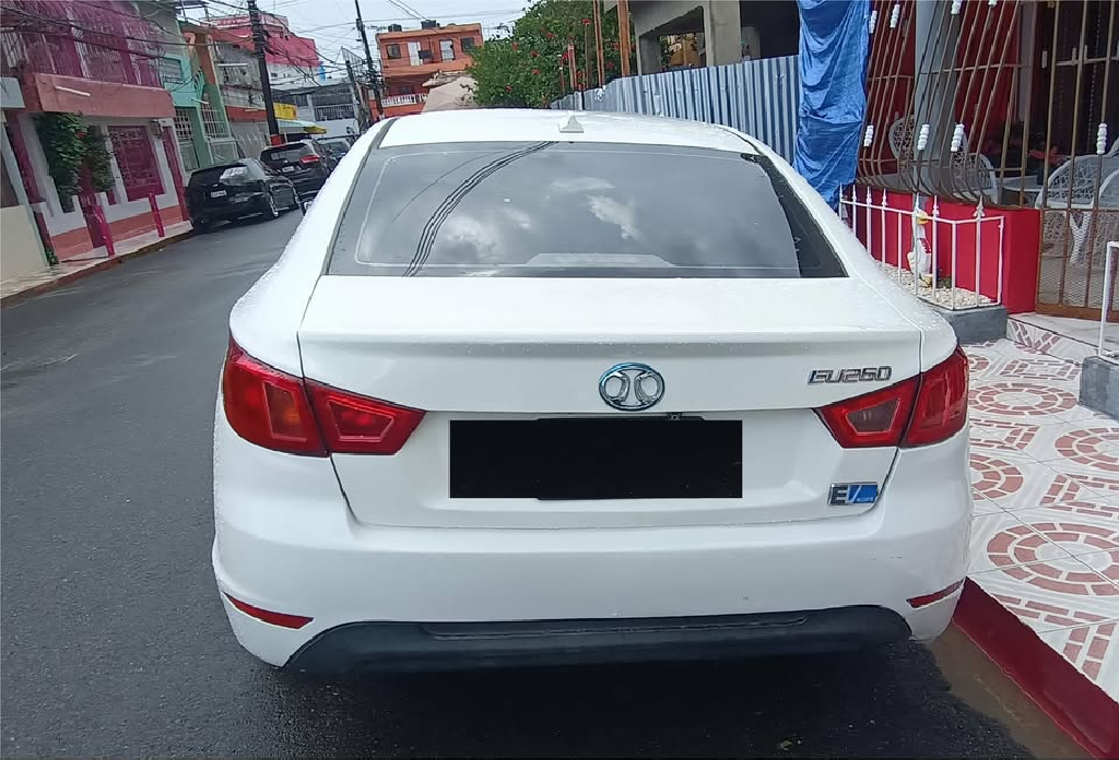 BAIC EU260 AÑO 2016 250KM NEGOCIABLE LIGERAMENTE REPLICA DEL MERCEDES  Foto 7323691-6.jpg