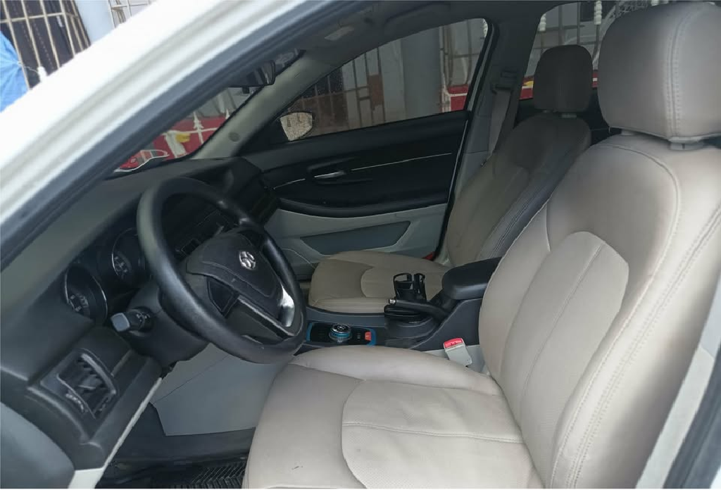 BAIC EU260 AÑO 2016 250KM NEGOCIABLE LIGERAMENTE REPLICA DEL MERCEDES  Foto 7323691-7.jpg